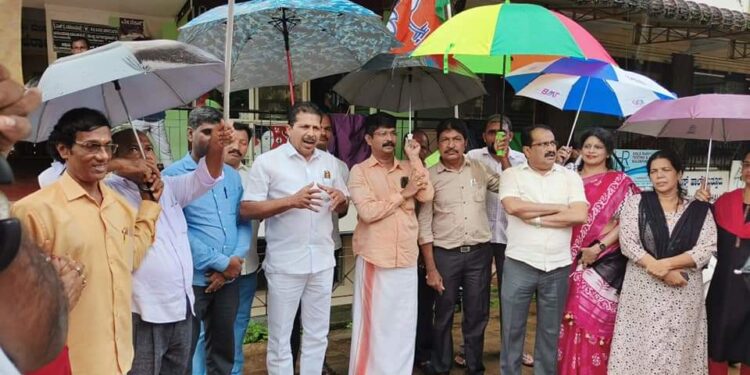 ಮಹಾರಾಷ್ಟ್ರದಲ್ಲಿ ನೂತನವಾಗಿ ಬಿಜೆಪಿ ಮತ್ತು ಶಿವಸೇನೆ ಸರಕಾರ ರಚನೆಯಾದ ಹಿನ್ನಲೆಯಲ್ಲಿ ಪುತ್ತೂರು ಬಿಜೆಪಿ ಕಚೇರಿಯ ಮುಂದೆ ಪಟಾಕಿ ಸಿಡಿಸಿ, ಸಿಹಿ ಹಂಚಿ ಹರ್ಷಾಚರಣೆ