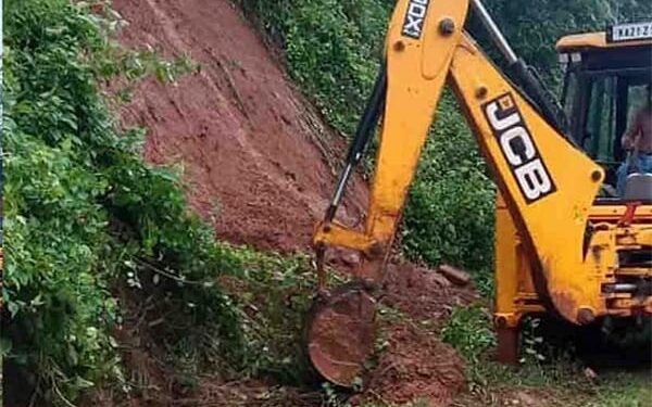 ಮಡಿಕೇರಿ-ಮಂಗಳೂರು ಹೆದ್ದಾರಿಯಲ್ಲಿ ಭೂ ಕುಸಿತ: ವಾಹನ ಸವಾರರ ಪರದಾಟ