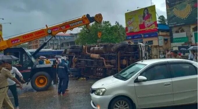 ಪಡುಬಿದ್ರೆ: ದ್ವಿಚಕ್ರ ವಾಹನದ ಮೇಲೆ ಬಿದ್ದ ಲಾರಿ: ಬೈಕ್ ಸವಾರ ಸ್ಥಳದಲ್ಲೇ ಮೃತ್ಯು