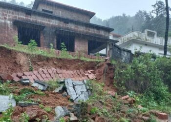 ವಿಟ್ಲ: ಭಾರೀ ಮಳೆಗೆ ಮನೆಯ ಕಂಪೌಂಡ್ ಕುಸಿತ..!!