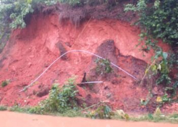 ಭಾರೀ ಮಳೆಗೆ ಕಾಶಿಮಠದಲ್ಲಿ ಗುಡ್ಡ ಕುಸಿತ: ನೀರಿನ ಪೈಪ್ ಗಳಿಗೆ ಹಾನಿ: ಪೂರ್ತಿ ಕುಸಿದರೆ ವಿಟ್ಲ-ಕಾಸರಗೋಡು ರಸ್ತೆ ಬಂದ್..!!