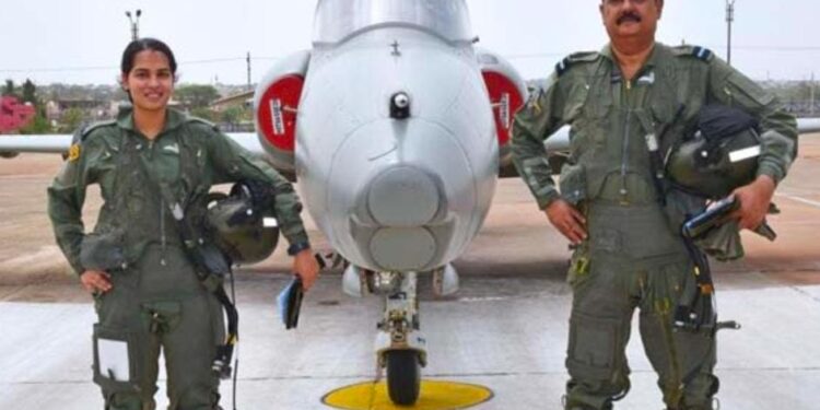 ಮೊದಲ ಬಾರಿ ‘ಫೈಟರ್ ಜೆಟ್’ ಹಾರಿಸುವ ಮೂಲಕ ಇತಿಹಾಸ ನಿರ್ಮಿಸಿದ ತಂದೆ-ಮಗಳು..!!
