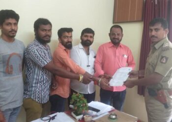 ಪುತ್ತೂರು: ವಿ.ಹಿಂ.ಪ. ಬಜರಂಗದಳ ವತಿಯಿಂದ ಬಕ್ರೀದ್ ವೇಳೆ ಗೋಹತ್ಯೆ ಹಾಗೂ ಅಕ್ರಮ ಗೋಸಾಗಾಟಕ್ಕೆ ಕಡಿವಾಣ ಹಾಕುವಂತೆ ಪೊಲೀಸ್ ಉಪನಿರೀಕ್ಷರಿಗೆ ಮನವಿ
