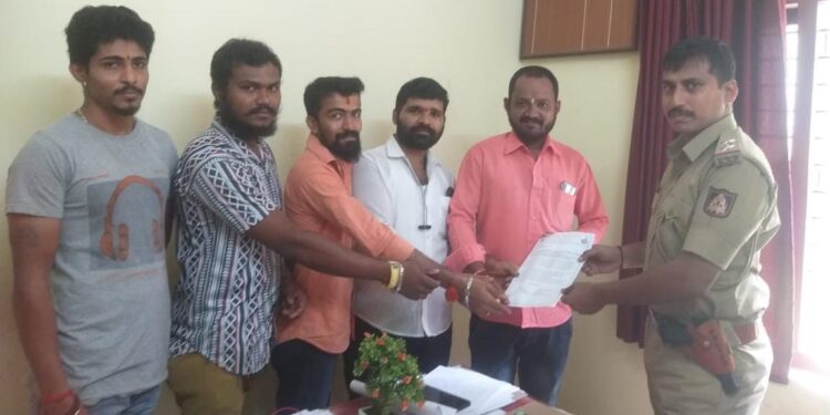 ಪುತ್ತೂರು: ವಿ.ಹಿಂ.ಪ. ಬಜರಂಗದಳ ವತಿಯಿಂದ ಬಕ್ರೀದ್ ವೇಳೆ ಗೋಹತ್ಯೆ ಹಾಗೂ ಅಕ್ರಮ ಗೋಸಾಗಾಟಕ್ಕೆ ಕಡಿವಾಣ ಹಾಕುವಂತೆ ಪೊಲೀಸ್ ಉಪನಿರೀಕ್ಷರಿಗೆ ಮನವಿ