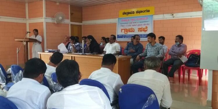 ಕೊಳ್ನಾಡು: ಗ್ರಾಮ ಸಭೆಯಲ್ಲಿ ಕಂದಾಯ ಇಲಾಖೆ, ಪಿಡಬ್ಯ್ಲುಡಿ ಮತ್ತು ನಾರ್ಶ ಸರಕಾರಿ ಪದವಿ ಕಾಲೇಜಿನ ಅವ್ಯವಸ್ಥೆ ವಿರುದ್ಧ ಆಕ್ರೋಶ: ಅಧಿಕಾರಿಗಳನ್ನು ತರಾಟೆಗೆ ತೆಗೆದುಕೊಂಡ ಗ್ರಾಮಸ್ಥರು