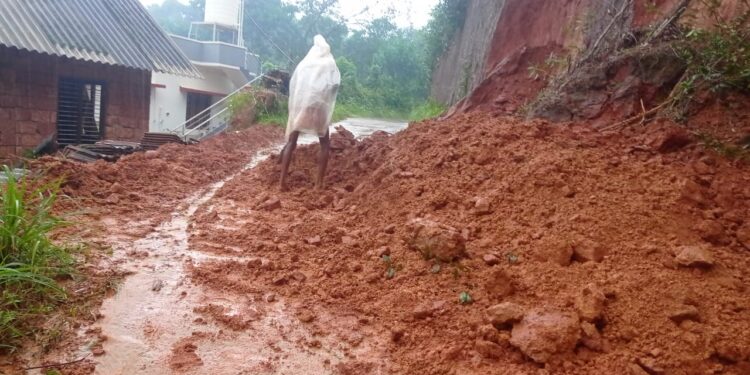 ಭಾರೀ ಮಳೆಗೆ ಕುದ್ರಿಯದಲ್ಲಿ ಗುಡ್ಡ ಕುಸಿತ: ರಸ್ತೆ ಸಂಪರ್ಕ ಕಡಿತ