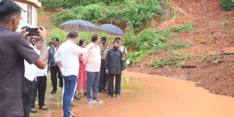 ಬಂಟ್ವಾಳ: ಗುಡ್ಡ ಜರಿದು ಕಾರ್ಮಿಕರು ಮೃತಪಟ್ಟ ಸ್ಥಳಕ್ಕೆ ಸಚಿವ ಸುನಿಲ್ ಕುಮಾರ್ ಹಾಗೂ‌ ಶಾಸಕ‌ ರಾಜೇಶ್ ನಾಯ್ಕ್ ಭೇಟಿ