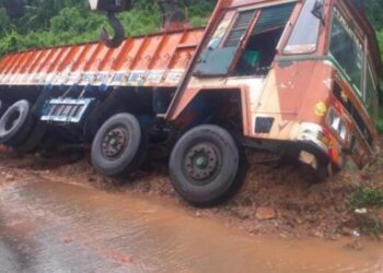 ಪೆರ್ನೆ: ರಸ್ತೆ ಬದಿಯ ಹೊಂಡಕ್ಕೆ ಮಗುಚಿ ಬಿದ್ದ ಲಾರಿ: ಚಾಲಕ ಅಪಾಯದಿಂದ ಪಾರು