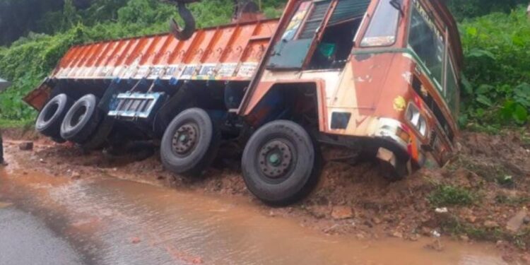 ಪೆರ್ನೆ: ರಸ್ತೆ ಬದಿಯ ಹೊಂಡಕ್ಕೆ ಮಗುಚಿ ಬಿದ್ದ ಲಾರಿ: ಚಾಲಕ ಅಪಾಯದಿಂದ ಪಾರು