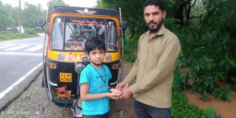 ಪುತ್ತೂರು: ಬಿದ್ದು ಸಿಕ್ಕಿದ ಚಿನ್ನದ ಸರವನ್ನು ಹಿಂತಿರುಗಿಸಿ ಪ್ರಾಮಾಣಿಕತೆ ಮೆರೆದ ಆಟೋ ಚಾಲಕ