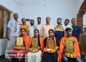 ವಿಟ್ಲ: ಪ.ಪಂ. ವ್ಯಾಪ್ತಿಯ 15ನೇ ವಾರ್ಡಿನಲ್ಲಿ ಎಸ್.ಎಸ್.ಎಲ್.ಸಿ ಮತ್ತು ಪಿಯುಸಿಯಲ್ಲಿ ಉತ್ತಮ ಅಂಕಗಳಿಸಿದ ವಿದ್ಯಾರ್ಥಿಗಳಿಗೆ ಸನ್ಮಾನ