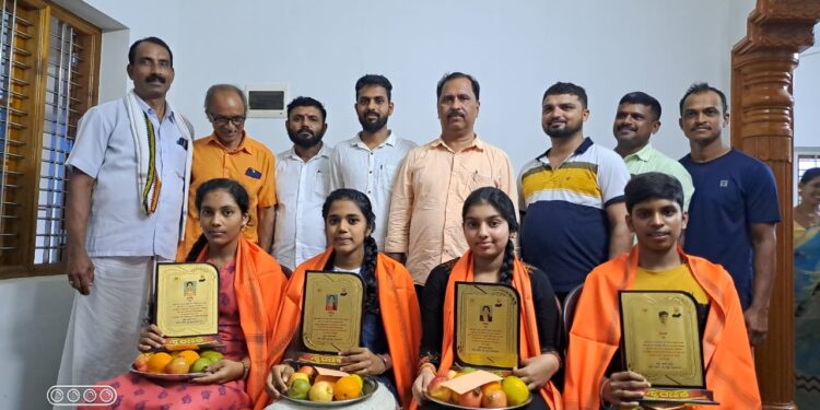 ವಿಟ್ಲ: ಪ.ಪಂ. ವ್ಯಾಪ್ತಿಯ 15ನೇ ವಾರ್ಡಿನಲ್ಲಿ ಎಸ್.ಎಸ್.ಎಲ್.ಸಿ ಮತ್ತು ಪಿಯುಸಿಯಲ್ಲಿ ಉತ್ತಮ ಅಂಕಗಳಿಸಿದ ವಿದ್ಯಾರ್ಥಿಗಳಿಗೆ ಸನ್ಮಾನ