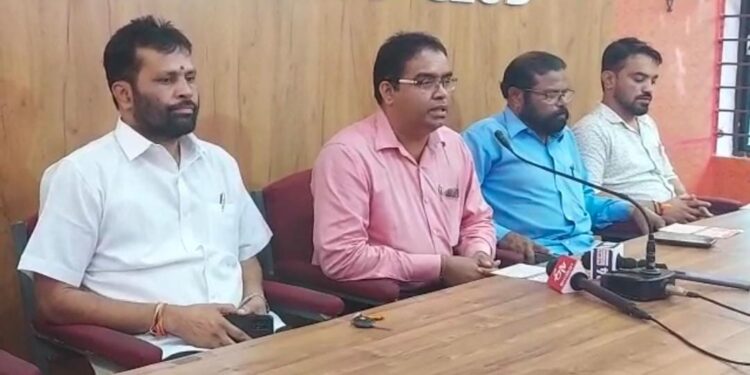 ಪುತ್ತೂರು: ಜು.14 ರಂದು ‘ಮುತ್ತಿನ ನಗರಿಯ ಹಿಂದೂ ಹೃದಯ ಸಾಮ್ರಾಟ್’ ‘ಡಾ.ಎಂ.ಕೆ. ಪ್ರಸಾದ್ ಅಭಿವಂದನಾ’ ಕಾರ್ಯಕ್ರಮ: ವಜ್ರದೇಹಿ ಮಠದ ಶ್ರೀಗಳು, ಸಂಸದ ನಳಿನ್ ಕುಮಾರ್ ಕಟೀಲ್ ಸೇರಿದಂತೆ ಹಲವು ಗಣ್ಯರು ಭಾಗಿ