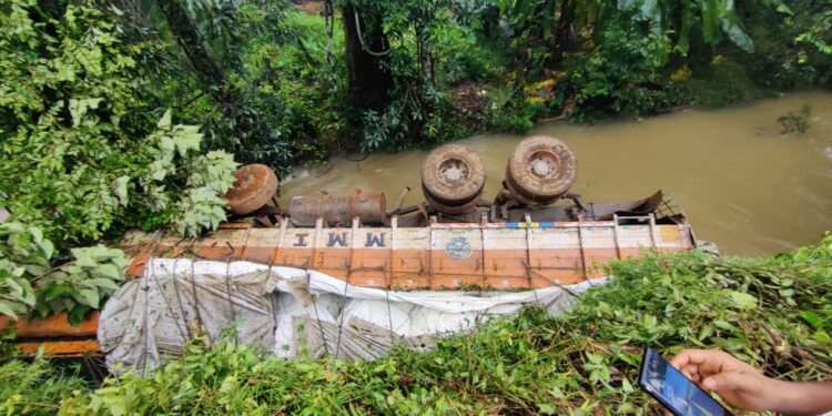 ನೆಲ್ಯಾಡಿ: ನಿಯಂತ್ರಣ ತಪ್ಪಿ ಹೊಳೆಗೆ ಬಿದ್ದ ಲಾರಿ: ಚಾಲಕ, ಸಹಾಯಕ ಅಪಾಯದಿಂದ ಪಾರು