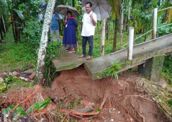 ಕೊಳ್ನಾಡು: ಮಳೆ ಹಾನಿ ಪ್ರದೇಶಕ್ಕೆ ಪಂಚಾಯತ್ ಉಪಾಧ್ಯಕ್ಷ ಸುಭಾಶ್ಚಂದ್ರ ಶೆಟ್ಟಿ ಹಾಗೂ ಅಭಿವೃದ್ಧಿ ಅಧಿಕಾರಿ ರೋಹಿಣಿ ಭೇಟಿ: ಸೂಕ್ತ ಪರಿಹಾರದ ಭರವಸೆ