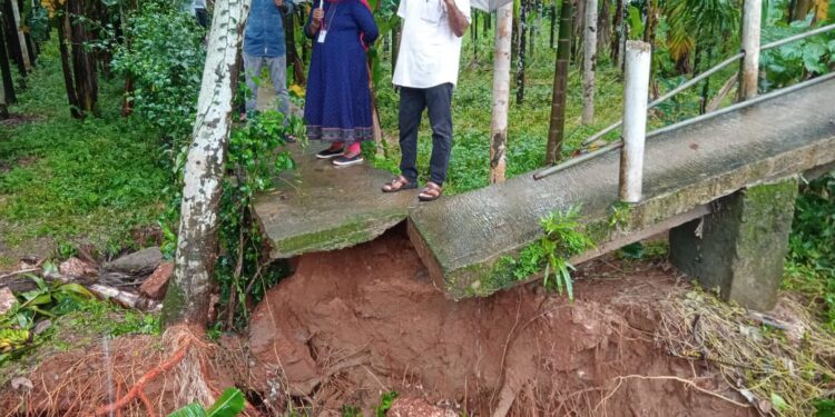 ಕೊಳ್ನಾಡು: ಮಳೆ ಹಾನಿ ಪ್ರದೇಶಕ್ಕೆ ಪಂಚಾಯತ್ ಉಪಾಧ್ಯಕ್ಷ ಸುಭಾಶ್ಚಂದ್ರ ಶೆಟ್ಟಿ ಹಾಗೂ ಅಭಿವೃದ್ಧಿ ಅಧಿಕಾರಿ ರೋಹಿಣಿ ಭೇಟಿ: ಸೂಕ್ತ ಪರಿಹಾರದ ಭರವಸೆ