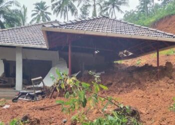 ಭಾರೀ ಮಳೆಗೆ ಗೃಹಪ್ರವೇಶ ಸಿದ್ಧತೆಯಲ್ಲಿದ್ದ ಮನೆ ನೆಲಸಮ