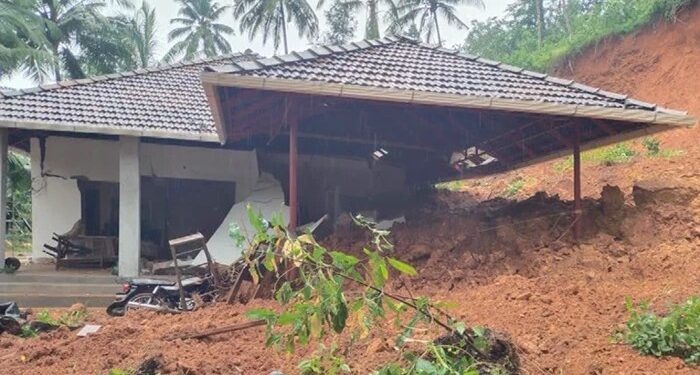 ಭಾರೀ ಮಳೆಗೆ ಗೃಹಪ್ರವೇಶ ಸಿದ್ಧತೆಯಲ್ಲಿದ್ದ ಮನೆ ನೆಲಸಮ