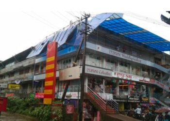 ಉಪ್ಪಿನಂಗಡಿ: ಭಾರೀ ಗಾಳಿ ಮಳೆಯಿಂದಾಗಿ ಅಂಗಡಿಗಳಿಗೆ ಹಾನಿ: ಕಂಗಾಲಾದ ವ್ಯಾಪಾರಸ್ಥರು