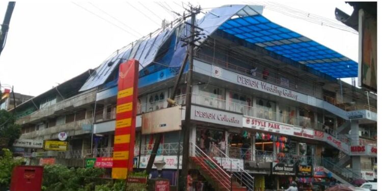 ಉಪ್ಪಿನಂಗಡಿ: ಭಾರೀ ಗಾಳಿ ಮಳೆಯಿಂದಾಗಿ ಅಂಗಡಿಗಳಿಗೆ ಹಾನಿ: ಕಂಗಾಲಾದ ವ್ಯಾಪಾರಸ್ಥರು