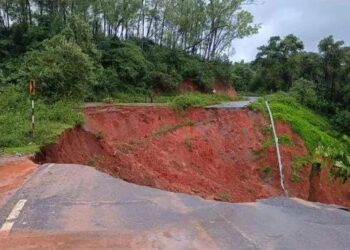 ಭಾರೀ ಮಳೆ: ಶೃಂಗೇರಿ: ಆಗುಂಬೆ ಸಂಪರ್ಕ ರಸ್ತೆ ಸಂಪೂರ್ಣ ಕಡಿತ