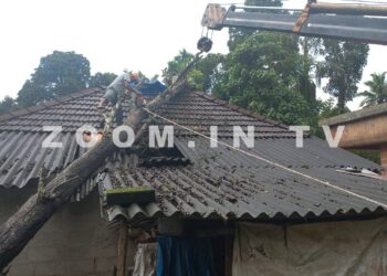 ಮುಂಡೂರು: ಮನೆಯ ಮೇಲೆ ಬಿದ್ದ ಬೃಹತ್ ಗಾತ್ರದ ಮರ: ಕ್ರೇನ್ ಮೂಲಕ ಮರ ತೆರವು:; ಲಕ್ಷಾಂತರ ರೂ.ನಷ್ಟ
