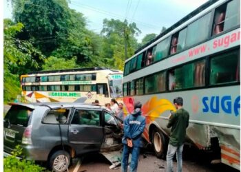 ಕಡಬ: ಕಾರು-ಖಾಸಗಿ ಬಸ್ ನಡುವೆ ಡಿಕ್ಕಿ: ಪವಾಡಸದೃಶವಾಗಿ ಪಾರಾದ ಪ್ರಯಾಣಿಕರು