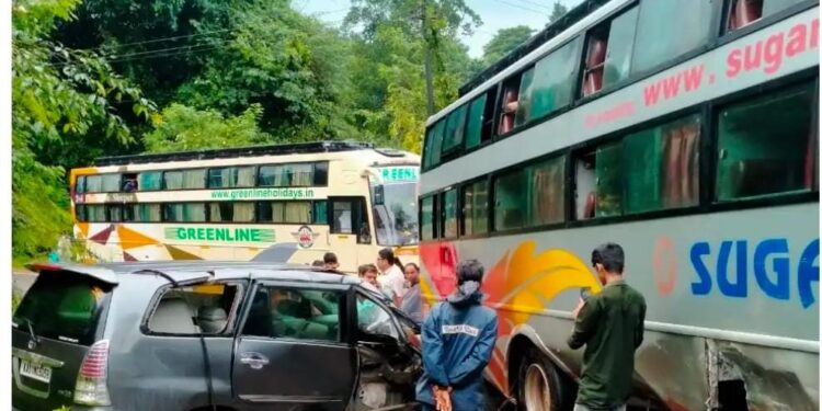 ಕಡಬ: ಕಾರು-ಖಾಸಗಿ ಬಸ್ ನಡುವೆ ಡಿಕ್ಕಿ: ಪವಾಡಸದೃಶವಾಗಿ ಪಾರಾದ ಪ್ರಯಾಣಿಕರು
