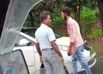 ಬಂಟ್ವಾಳ: ಸರಕಾರಿ ವಾಹನದ ಗ್ಲಾಸ್ ಪುಡಿ ಮಾಡಿ, ಅಧಿಕಾರಿಗಳ ಮೇಲೆ ಹಲ್ಲೆಗೆ ಯತ್ನಿಸಿದ ಯುವಕ..!!