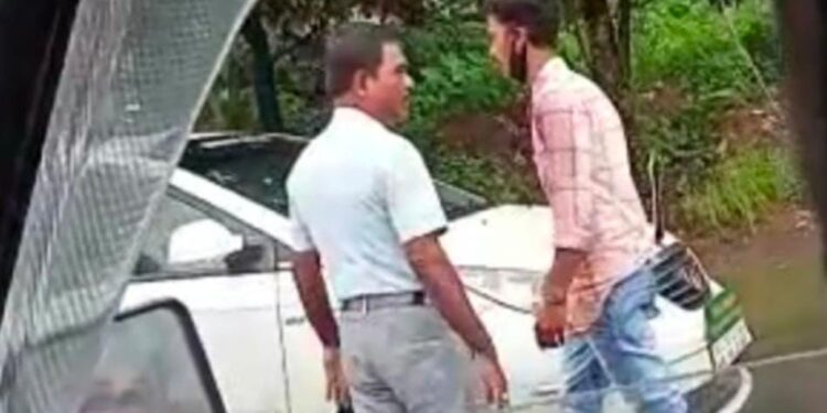 ಬಂಟ್ವಾಳ: ಸರಕಾರಿ ವಾಹನದ ಗ್ಲಾಸ್ ಪುಡಿ ಮಾಡಿ, ಅಧಿಕಾರಿಗಳ ಮೇಲೆ ಹಲ್ಲೆಗೆ ಯತ್ನಿಸಿದ ಯುವಕ..!!