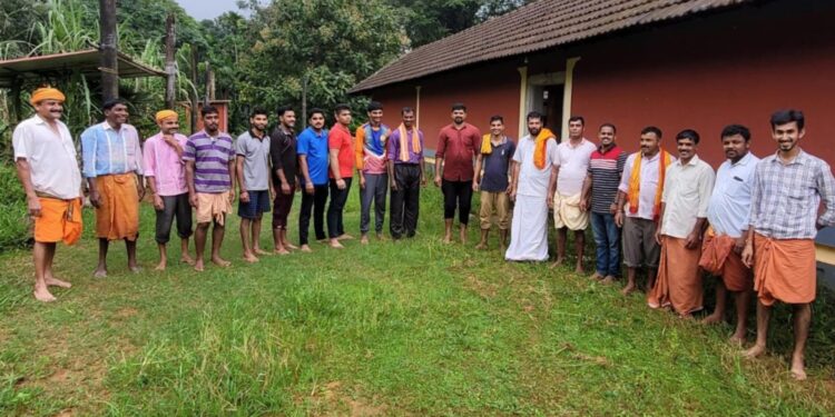 ಮುಂಡೂರು: ಶ್ರೀ ಮೃತ್ಯುಂಜೇಶ್ವರ ದೇವಸ್ಥಾನದಲ್ಲಿ ಸಾರ್ವಜನಿಕ ಶನೀಶ್ವರ ಪೂಜಾ ಸಮಿತಿ ವತಿಯಿಂದ ಶ್ರಮದಾನ