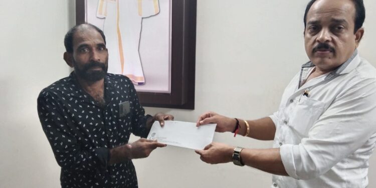 ಪುತ್ತೂರು: ಅನಾರೋಗ್ಯದಿಂದಿರುವ ವ್ಯಕ್ತಿಯ ಚಿಕಿತ್ಸೆಗಾಗಿ ಸಹಾಯಹಸ್ತ ಚಾಚಿದ ಅಶೋಕ್ ಕುಮಾರ್ ರೈ ಕೋಡಿಂಬಾಡಿ