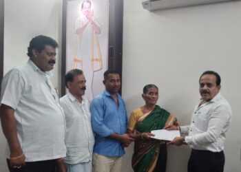 ಪುತ್ತೂರು: ಗುಡ್ಡ ಕುಸಿದು ಹಾನಿಗೊಳಗಾಗಿದ್ದ ಮನೆಯ ದುರಸ್ತಿಗಾಗಿ ಆರ್ಥಿಕ ನೆರವು ನೀಡಿದ ಅಶೋಕ್ ಕುಮಾರ್ ರೈ