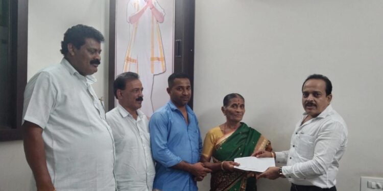 ಪುತ್ತೂರು: ಗುಡ್ಡ ಕುಸಿದು ಹಾನಿಗೊಳಗಾಗಿದ್ದ ಮನೆಯ ದುರಸ್ತಿಗಾಗಿ ಆರ್ಥಿಕ ನೆರವು ನೀಡಿದ ಅಶೋಕ್ ಕುಮಾರ್ ರೈ