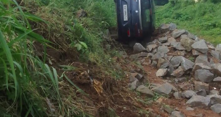 ಬಂಟ್ವಾಳ: 30ಅಡಿ ಆಳಕ್ಕೆ ಬಿದ್ದ ಕಾರು: ಚಾಲಕ ಪವಾಡಸದೃಶವಾಗಿ ಪಾರು..!!