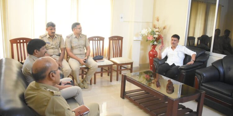 ಆಸ್ತಿ ಮುಟ್ಟುಗೋಲು ಸಹಿತ ಸರಕಾರ ಜಾರಿ ಮಾಡಿರುವ ಕಾನೂನು ಪಾಲನೆಗೆ ಪೊಲೀಸ್ ಅಧಿಕಾರಿಗಳಿಗೆ ಸೂಚನೆ ನೀಡಿದ ಬಂಟ್ವಾಳ ಶಾಸಕ ರಾಜೇಶ್ ನಾಯ್ಕ್