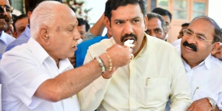 ಚುನಾವಣಾ ರಾಜಕೀಯದಿಂದ ನಿವೃತ್ತರಾಗಲು ಯಡಿಯೂರಪ್ಪ ನಿರ್ಧಾರ: ವಿಜಯೇಂದ್ರಗೆ ಶಿಕಾರಿಪುರ ಕ್ಷೇತ್ರ ಬಿಟ್ಟುಕೊಟ್ಟ ಬಿಎಸ್ವೈ