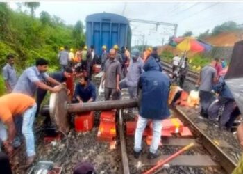 ಮಂಗಳೂರು: ಟ್ರ್ಯಾಕ್ ತಪ್ಪಿದ ರೈಲು: ಕಂಬಕ್ಕೆ ಡಿಕ್ಕಿ