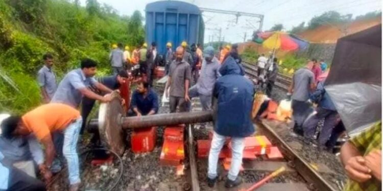 ಮಂಗಳೂರು: ಟ್ರ್ಯಾಕ್ ತಪ್ಪಿದ ರೈಲು: ಕಂಬಕ್ಕೆ ಡಿಕ್ಕಿ