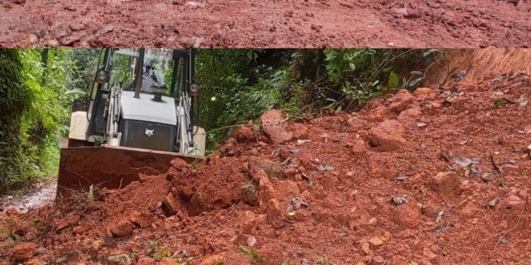 ಸುಬ್ರಹ್ಮಣ್ಯ: ಗುಡ್ಡ ಕುಸಿತದ ಮಣ್ಣನ್ನು 24 ದಿನದ ಬಳಿಕ ಸ್ವತಃ ತಾವೇ ತೆರವುಗೊಳಿಸಿದ ಸ್ಥಳೀಯರು: ಪಂಚಾಯತ್ ನ ಕರ್ತವ್ಯ ನಿರ್ಲಕ್ಷಕ್ಕೆ ಸಾರ್ವಜನಿಕ ವಲಯದಲ್ಲಿ ತೀವ್ರ ಆಕ್ರೋಶ