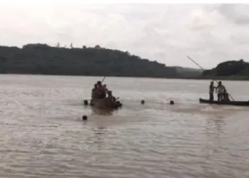 ಅಕ್ರಮ ಮರಳುಗಾರಿಕೆ ವೇಳೆ ಅವಘಡ : ದೋಣಿ ಮಗುಚಿ ಬಿದ್ದು ಓರ್ವ ಕಾರ್ಮಿಕ ನಾಪತ್ತೆ..!!