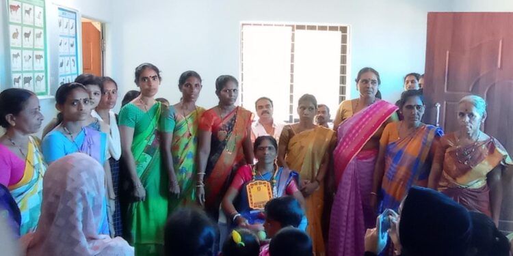 ವಿಟ್ಲ: ಅನಿಲಕಟ್ಟೆ ಅಂಗನವಾಡಿ ಕೇಂದ್ರದಲ್ಲಿ ಸೇವೆ ಸಲ್ಲಿಸಿ ನಿವೃತ್ತರಾದ ಕಾರ್ಯಕರ್ತೆ ರೇವತಿ ರವರಿಗೆ ಸ್ತ್ರೀಶಕ್ತಿ ಸಂಘದಿಂದ ಬೀಳ್ಕೊಡುಗೆ ಸಮಾರಂಭ