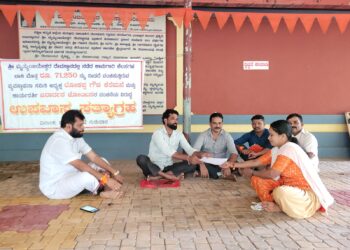 ದೇವಸ್ಥಾನದ ಕೆಲಸ ಪೂರೈಸಿ 14ವರ್ಷ ಕಳೆದರೂ ಸಂಬಳ ಹಣ ನೀಡದೇ ಸತಾಯಿಸುತ್ತಿರುವ ವ್ಯವಸ್ಥಾಪನಾ ಸಮಿತಿ ವಿರುದ್ಧ ಮುಂದುವರೆಯಿತುನೊಂದ ಕಾರ್ಮಿಕನಿಂದ ‘ಉಪವಾಸ ಸತ್ಯಾಗ್ರಹ’: ಗ್ರಾ.ಪಂ. ಅಧ್ಯಕ್ಷರ ಭೇಟಿ: ಮನವಿ ಸಲ್ಲಿಕೆ