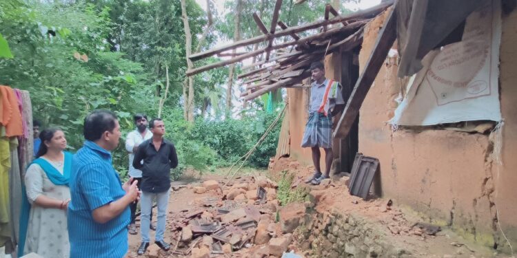 ತೆಂಕಿಲ: ಪ್ರಾಕೃತಿಕ ವಿಕೋಪದಿಂದಾಗಿ ಹಾನಿಗೊಳಗಾದ ಮನೆಗೆ ಶಾಸಕ ಸಂಜೀವ ಮಠಂದೂರು ಭೇಟಿ: ಸೂಕ್ತ ಪರಿಹಾರ ನೀಡಲು ಸೂಚನೆ