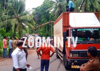 ಕಬಕ: ಚಾಲಕನ ನಿಯಂತ್ರಣ ತಪ್ಪಿ ವಿದ್ಯುತ್ ಕಂಬಕ್ಕೆ ಡಿಕ್ಕಿ ಹೊಡೆದ ಲಾರಿ..!!