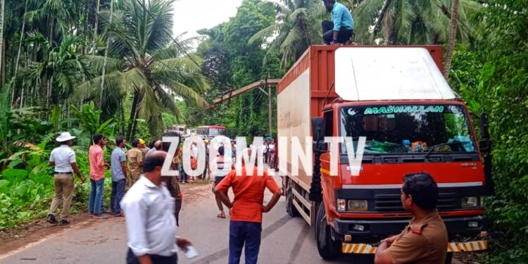 ಕಬಕ: ಚಾಲಕನ ನಿಯಂತ್ರಣ ತಪ್ಪಿ ವಿದ್ಯುತ್ ಕಂಬಕ್ಕೆ ಡಿಕ್ಕಿ ಹೊಡೆದ ಲಾರಿ..!!