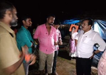 ಬನ್ನೂರು: ಪ್ಲಾಸ್ಟಿಕ್ ಹೊದಿಕೆಯ ಮನೆಯಲ್ಲಿ ಹೆಣ್ಣು ಮಗುವಿನೊಂದಿಗೆ ವಾಸಿಸುತ್ತಿರುವ ಹೊನ್ನಮ್ಮ ರವರ ಸಂಕಷ್ಟಕ್ಕೆ ಸ್ಪಂದಿಸಿದ ‘ಅಶೋಕ್ ರೈ ಕೋಡಿಂಬಾಡಿ’ : ಮನೆ ನಿರ್ಮಾಣ ಮಾಡಿಕೊಡುವುದಾಗಿ ಭರವಸೆ