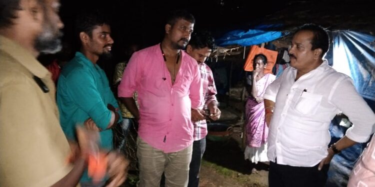 ಬನ್ನೂರು: ಪ್ಲಾಸ್ಟಿಕ್ ಹೊದಿಕೆಯ ಮನೆಯಲ್ಲಿ ಹೆಣ್ಣು ಮಗುವಿನೊಂದಿಗೆ ವಾಸಿಸುತ್ತಿರುವ ಹೊನ್ನಮ್ಮ ರವರ ಸಂಕಷ್ಟಕ್ಕೆ ಸ್ಪಂದಿಸಿದ ‘ಅಶೋಕ್ ರೈ ಕೋಡಿಂಬಾಡಿ’ : ಮನೆ ನಿರ್ಮಾಣ ಮಾಡಿಕೊಡುವುದಾಗಿ ಭರವಸೆ