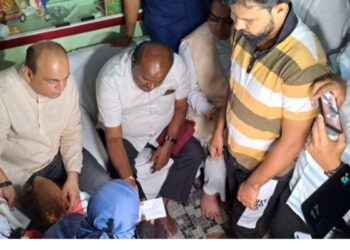 ಮಸೂದ್ ಮನೆಗೆ ಭೇಟಿ ನೀಡಿದ ಮಾಜಿ ಸಿ.ಎಂ ಎಚ್.ಡಿ.ಕುಮಾರಸ್ವಾಮಿ: ಕುಟುಂಬಸ್ಥರಿಗೆ 5 ಲಕ್ಷ ರೂ. ಚೆಕ್ ವಿತರಣೆ