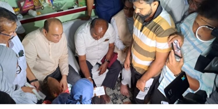 ಮಸೂದ್ ಮನೆಗೆ ಭೇಟಿ ನೀಡಿದ ಮಾಜಿ ಸಿ.ಎಂ ಎಚ್.ಡಿ.ಕುಮಾರಸ್ವಾಮಿ: ಕುಟುಂಬಸ್ಥರಿಗೆ 5 ಲಕ್ಷ ರೂ. ಚೆಕ್ ವಿತರಣೆ